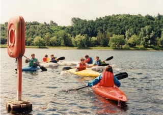 在湖上划皮划艇 